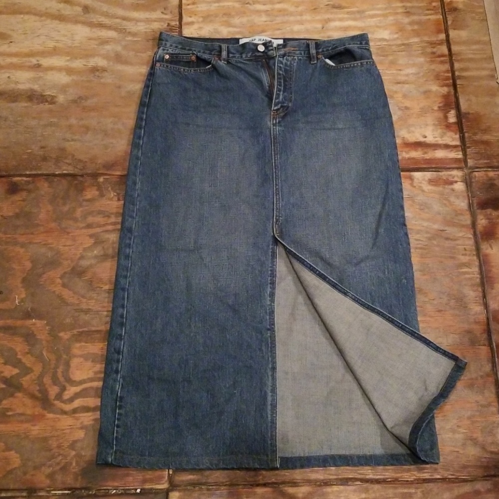 Denim skirt.
